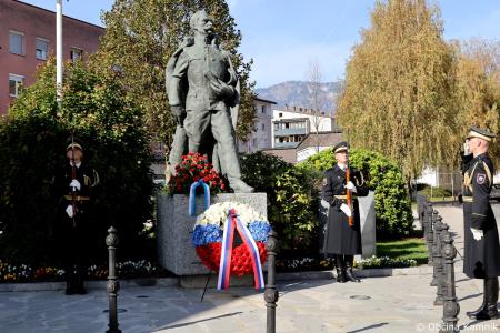Ob 1. novembru smo se s polaganjem cvetja k osrednjim kamniškim spomenikom poklonili žrtvam vojn (23)